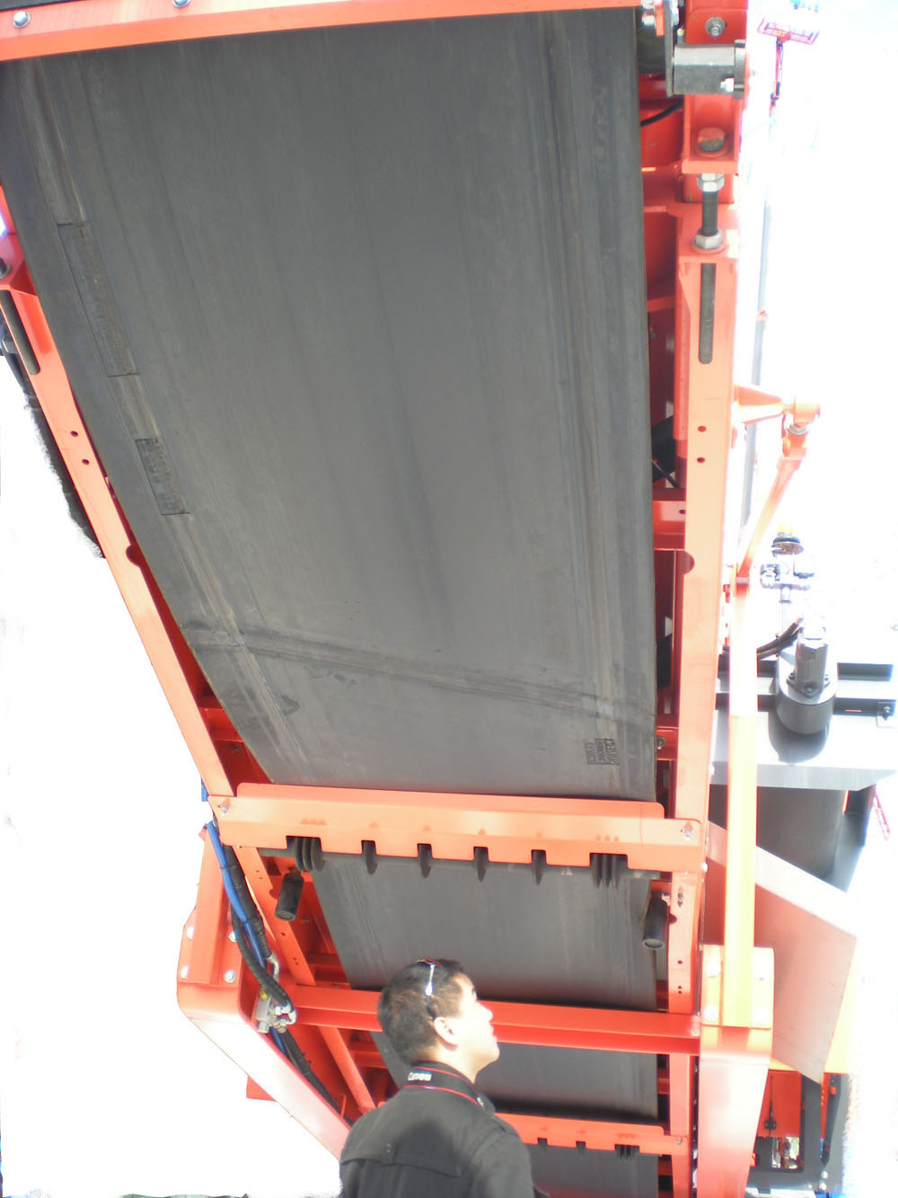 環(huán)形輸送帶發(fā)生斷裂如何進行接頭？該使用怎樣的方式接合？