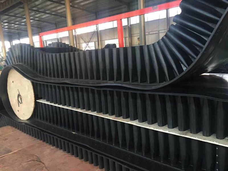 大傾角輸送帶輸送機(jī)實際操作流程，使用成本低而運輸效率高