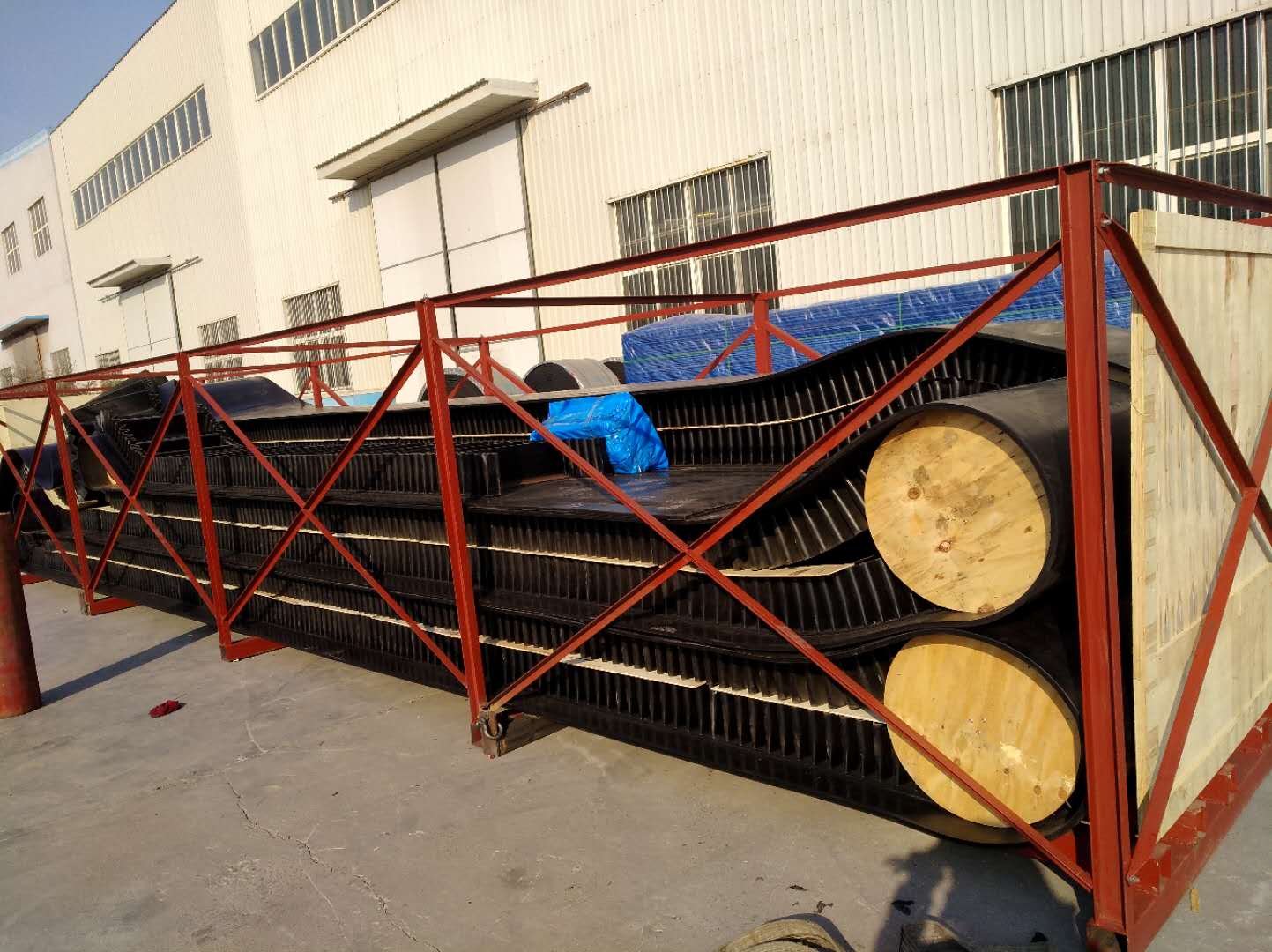 如何減少輸送帶故障的發(fā)生呢？撕裂跑偏應(yīng)該怎樣處理？